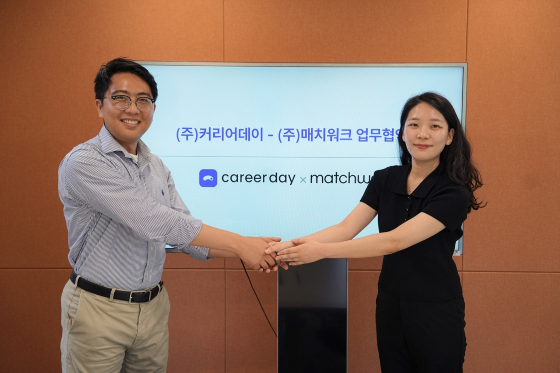 권수연 매치워크 대표(오른쪽)와 강경민 커리어데이 대표가 업무협약을 맺고 있다. /사진=매치워크 제공