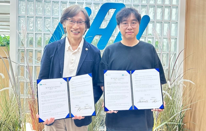 김진우 하이 대표(왼쪽)와 장현우 엘포박스 대표가 업무협약을 맺고 있다. /사진=하이 제공