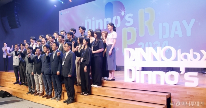 지난해(2024년) 서울 중구 우리은행 본점에서 진행된 &#039;머니투데이 유니콘팩토리 X 우리금융 디노랩 공동 PR 데이&#039; 참석자들이 기념촬영을 하고 있다./사진=김휘선