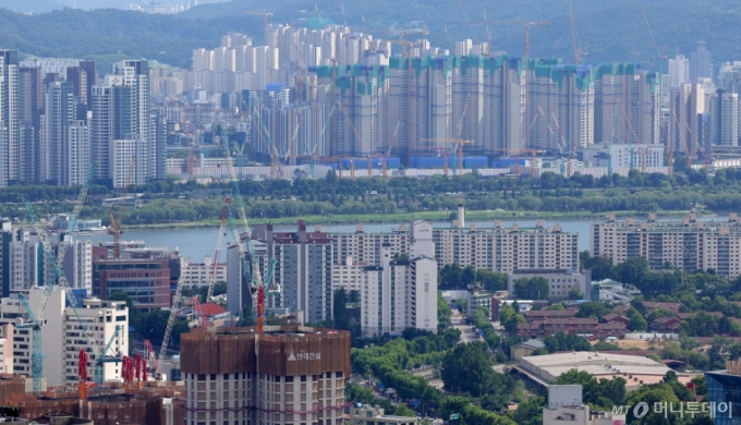 [서울=뉴시스] 홍효식 기자 = 7월 서울과 경기도의 &#039;생애 첫 내 집 마련&#039;이 감소세로 돌아선 것으로 나타났다. 6·27 대책 시행 이후 매매 수요가 주춤한 영향으로 풀이된다. 5일 법원 등기정보광장에 따르면, 7월 서울의 생애 첫 집합건물(아파트, 빌라, 오피스텔 등) 매수자는 6112명으로 6월(7192명)보다 15.0%(1092명) 감소했다. 경기도의 생애 최초 매수자는 1만183명으로 직전월(1만1901명)보다 14.4%(1718명) 줄어들었다.  5일 서울 남산에서 바라본 서울 아파트 모습. 2025.08.05. yesphoto@newsis.com /사진=홍효식