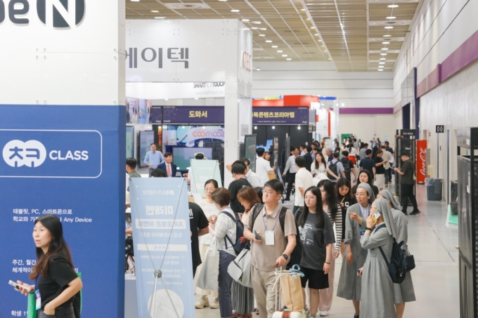 2025 에듀플러스위크 미래교육박람회에서는 국내 및 해외의 AI코스웨어, SW코딩, AR·VR·메타버스, 온라인교육플랫폼, 교육기자재, 교육 컨텐츠 등을 직접 보고 사용해볼 수 있다. 사진은 2024년 행사.