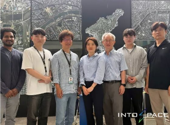 인투스페이스 남기욱 대표(오른쪽에서 3번째)와 임직원들이 단체사진을 찍고 있다/사진=인투스페이스 