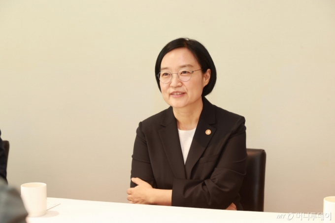 한성숙 중소벤처기업부 장관이 5일 서울 중구 달개비에서 코리아스타트업포럼 관계자들과 간담회를 열고 스타트업계 애로사항 등을 논의하고 있다./사진=중소벤처기업부