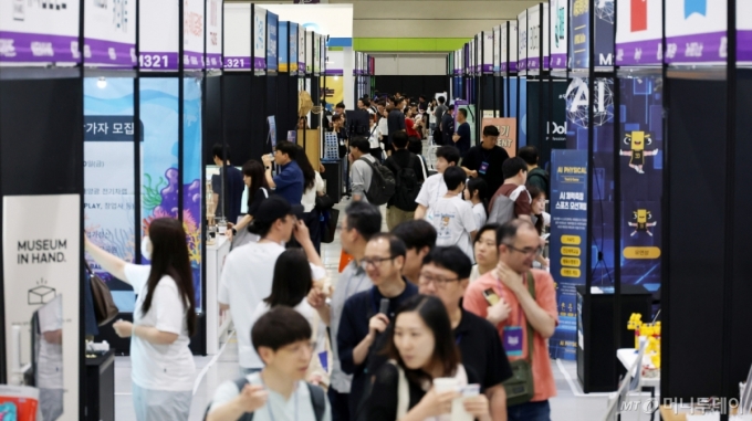 13일 서울 강남구 삼성동 코엑스에서 열린 &#039;제16회 2025 에듀플러스위크 미래교육박람회&#039;를 찾은 관람객들이 전시 부스를 둘러보고 있다.  &#039;2025 에듀플러스위크 미래교육박람회&#039;는 한국과 미국, 영국, 폴란드, 싱가포르 등 15개국 170여 교육기업·기관·단체가 참여해 2000여 교육솔루션을 전시하며 오는 15일까지 진행된다. /사진=김창현 기자