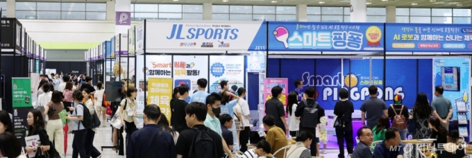 13일 서울 강남구 삼성동 코엑스에서 열린 &#039;제16회 2025 에듀플러스위크 미래교육박람회&#039;를 찾은 관람객들이 전시 부스를 둘러보고 있다.  &#039;2025 에듀플러스위크 미래교육박람회&#039;는 한국과 미국, 영국, 폴란드, 싱가포르 등 15개국 170여 교육기업·기관·단체가 참여해 2000여 교육솔루션을 전시하며 오는 15일까지 진행된다. /사진=김창현 기자