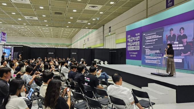 정수현 베어러블 대표가 14일 서울 코엑스에서 열린 &#039;2025 에듀플러스위크 미래교육박람회&#039;의 부대행사로 진행된 &#039;에듀플러스 어워즈&#039; 본선에서 발표를 진행하고 있다. /사진=최태범 기자