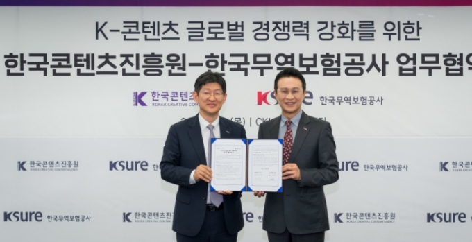(왼쪽부터) 장진욱 무보 부사장, 유현석 콘진원 원장직무대행이 업무협약을 체결했다./사진=콘텐츠진흥원