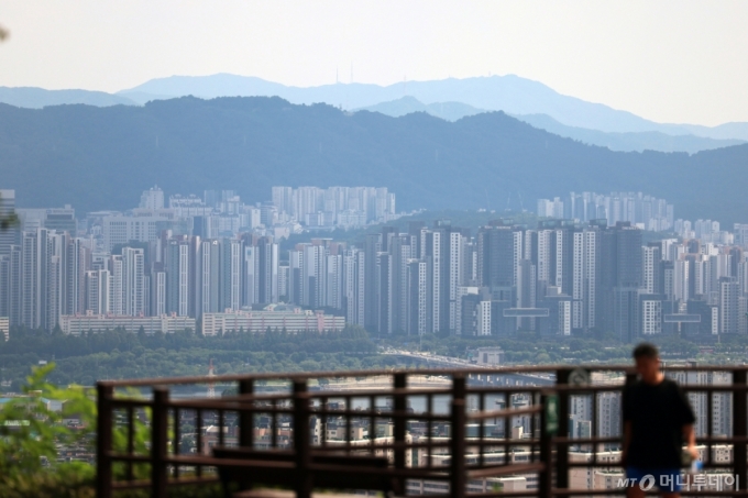 6·27 대출 규제가 시행된 지 두 달 만에 일부 지역에서 가격이 규제 이전 수준으로 회복되는 흐름이 나타나고 있다.   21일 국토교통부 실거래가공개시스템에 따르면 강남3구, 마포구, 성동구 아파트에서 대출 규제 직후에도 최고가 거래가 꾸준히 기록했다.  사진은 이날 서울시내 아파트 단지의 모습.  2025.8.21/뉴스1 /사진=(서울=뉴스1) 황기선 기자