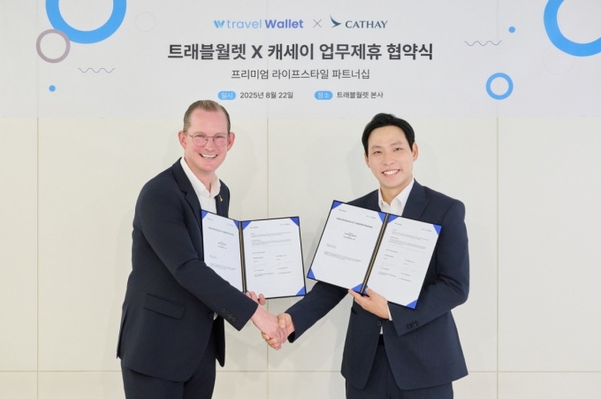 도널드 모리스 캐세이 한국 지사장(왼쪽)과 김형우 트래블월렛 대표가 업무협약을 맺고 있다. /사진=트래블월렛 제공