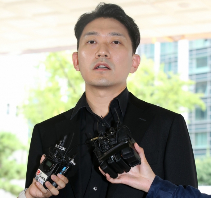 명예훼손과 증거인멸 등의 혐의로 고소된 기동훈 메디스태프 대표가 2024년 8월 20일 서울 종로구 서울경찰청 사이버수사대로 출석하며 입장을 밝히고 있다. /사진=뉴스1