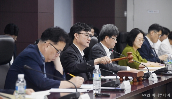 임기근 기획재정부 차관이 지난 7월 22일 서울 종로구 한국무역보험공사에서 열린 &#039;제89차 투자풀운영위원회&#039;를 주재하고 있다./사진=기획재정부