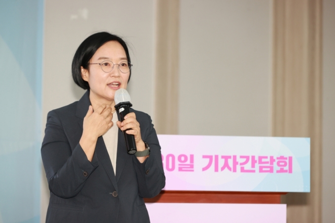 한성숙 중소벤처기업부 장관이 28일 여의도 중소기업중앙회에서 취임 30일 기자간담회를 진행하고 있다 /사진=중소벤처기업부