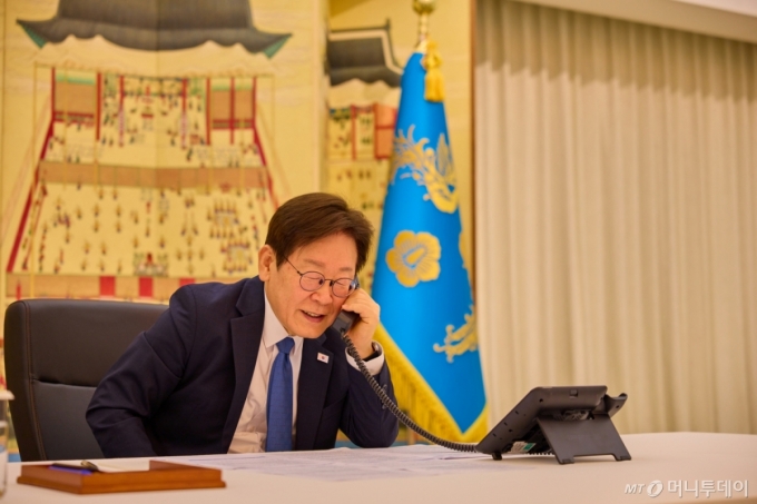 이재명 대통령이 28일 서울 한남동 관저에서 에모말리 라흐몬 타지키스탄 대통령과 통화를 하고 있다. / 사진=대통령실
