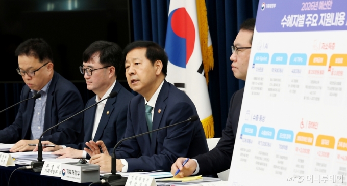 구윤철 경제부총리 겸 기획재정부 장관이 지난 28일 세종시 정부세종청사 중앙동에서 열린 2026년 예산안 및 2025-2029 국가재정운용계획을 발표하고 있다. 2025.8.29/뉴스1  Copyright (C) 뉴스1. All rights reserved. 무단 전재 및 재배포,  AI학습 이용 금지. 