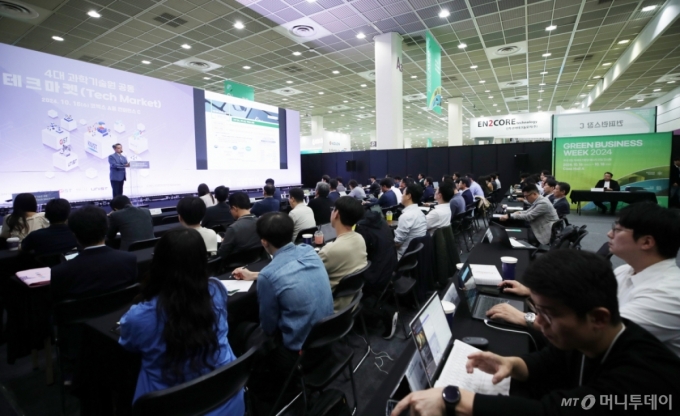 권재철 과학기술사업화진흥원 연구성과활용본부장이 2024년 10월 16일 서울 강남구 코엑스에서 열린 &#039;그린비즈니스위크 2024&#039; 특별부대행사인 4대 과학기술원 공동 테크마켓에서 &#039;기술 이전 사업화 관련 정부 지원 프로그램&#039;을 소개하고 있다. /사진=김휘선 기자