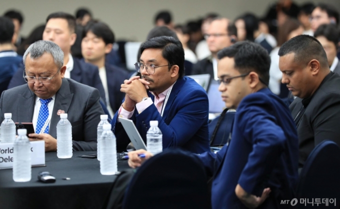 전날(1일) 제주국제컨벤션센터(ICC)에서 열린 &#039;2025 아시아태평양경제협력체(APEC) 중소기업 혁신포럼&#039; 참석자들 /사진=뉴시스