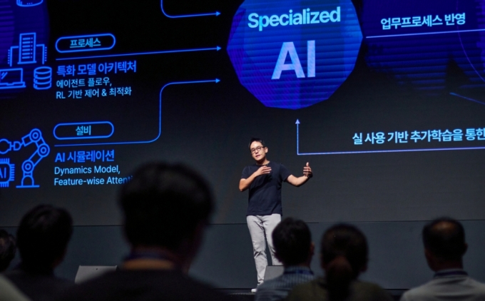 윤성호 마키나락스 대표가  4일 서울 양재 엘타워에서 열린 &#039;어텐션(ATTENTION) 2025&#039;에서 발표를 하고 있다. /사진=마키나락스 제공