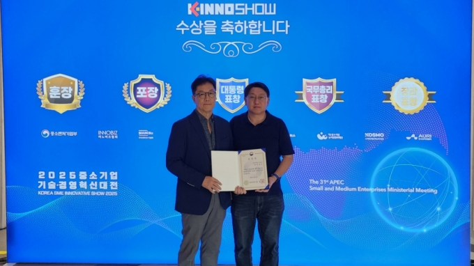 그린미네랄의 이호석 전무(왼쪽)와 정광환 대표가 기념사진을 촬영하고 있다. /사진=그린미네랄 제공