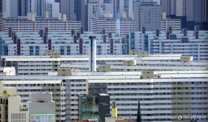 (서울=뉴스1) 김명섭 기자 = 서울 강남권을 대표하는 노후 대단지 아파트인 대치동 은마아파트가 최고 49층 5천893세대(공공주택 1천90세대) 규모 재탄생 한다.  2일 서울시에 따르면 전날 열린 제9차 도시계획위원회 신속통합기획 정비사업 등 수권분과위원회에서 강남구 은마아파트 재건축 정비계획 결정(안)을 수정가결했다. 사진은 이날 은마 아파트 모습. 2025.9.2/뉴스1  Copyright (C) 뉴스1. All rights reserved. 무단 전재 및 재배포,  AI학습 이용 금지. /사진=(서울=뉴스1) 김명섭 기자