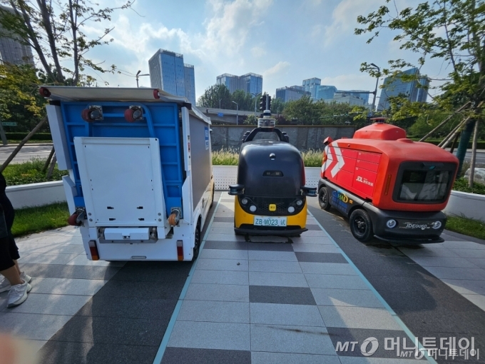  지난 11일 베이징 다싱구 &#039;고도 자율주행 시범구&#039;에 주차된 무인 배달차량. 베이징 시민들은 실제로 휴대폰 앱을 통해 이 같은 무인 배달차 서비스를 받는다./사진=안정준 특파원