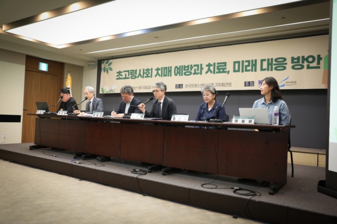 지난 12일 한국 프레스센터 기자회견장에서 개최된 '초고령사회 치매 예방과 치료, 미래대응 방안' 심포지엄에서 참가자가 발언하고 있다./사진= 대한치매학회