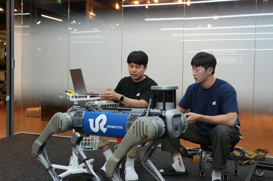 유로보틱스의 범용 자율보행 솔루션을 사족보행 로봇에서 테스트 중인 모습/사진=카이스트