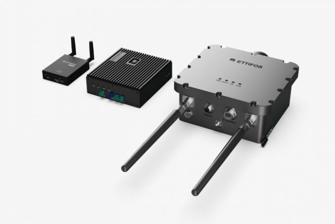 (왼쪽부터) 에티포스의 AVD(Aftermarket V2X Device), 차량용 통신 단말기(OBU) , 노변 기지국(RSU)/사진제공=에티포스