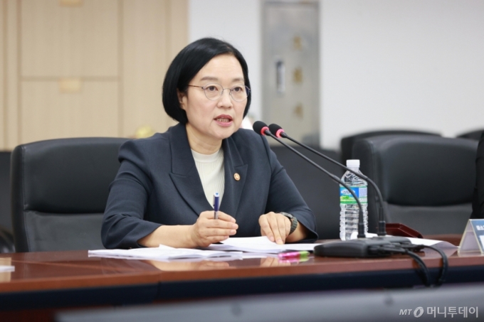 [서울=뉴시스] 한성숙 중소벤처기업부 장관이 11일 전북 전주 전북대학교에서 &#039;2025 중소기업 제조AI 및 R&amp;D 인력 양성 토론회&#039;를 주재하고 있다. (사진=중소벤처기업부 제공) 2025.09.11. photo@newsis.com *재판매 및 DB 금지 /사진=류현주