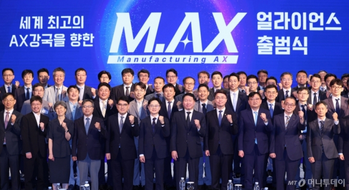 제조 AX 얼라이언스 공동위원장인 김정관(앞줄 왼쪽 여섯번째부터) 산업통상자원부 장관과 최태원 대한상공회의소 회장이 10일 서울 중구 웨스틴조선 호텔에서 열린 &#039;제조 AX 얼라이언스(M.AX 얼라이언스)&#039; 출범식에서 참석자들과 기념촬영을 하고 있다. /사진=뉴시스