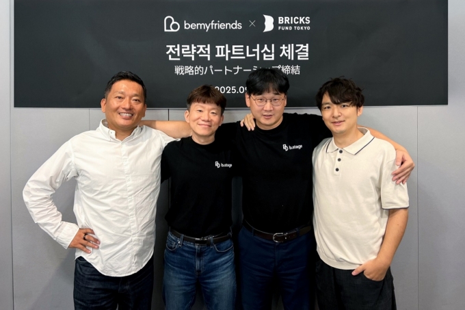 비스테이지의 이기영(왼쪽 두번째)·서우석(왼쪽 세번째) 공동대표와 일본 브릭스 펀드 도쿄 측과 기념사진을 촬영하고 있다. /사진=비마이프렌즈 제공