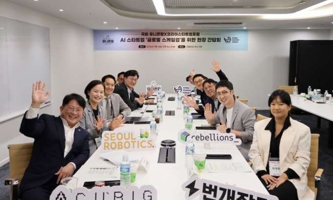 16일 리벨리온 본사에서 열린 &#039;국회 유니콘팜X코리아스타트업포럼 현장 간담회&#039;. (왼쪽부터) 박민규 더불어민주당 의원, 이해민 조국혁신당 의원, 김한규 더불어민주당 의원, 김성회 더불어민주당 의원, 고동진 국민의힘 의원, 이한빈 서울로보틱스 대표, 정민찬 큐빅 대표, 박성현 리벨리온 대표, 한상우 코리아스타트업포럼 의장, 최지영 코리아스타트업포럼 상임이사, 최재화 번개장터 대표 /사진=코리아스타트업 포럼
