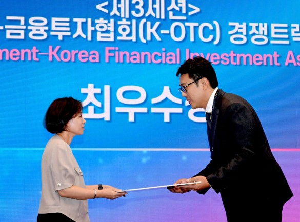 서용성 에이엠시지 대표가 최우수상을 수상하고 있다/사진제공=에이엠시지