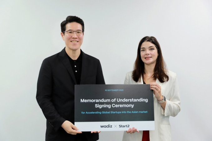 신혜성 와디즈 대표(왼쪽)와 알리나 마르타 스타트투그룹 한국총괄 디렉터가 업무협약을 맺고 있다. /사진=와디즈 제공