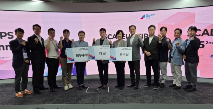 제2회 스케일업 팁스 IR Summit 참가자들이 기념촬영을 하고 있다./사진제공=한국벤처캐피탏협회