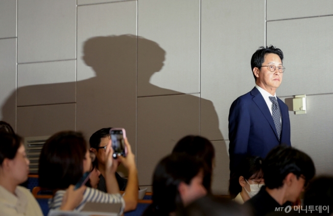 [서울=뉴시스] 김진아 기자 = 조좌진 롯데카드 대표이사 사장 등이 18일 서울 중구 부영태평빌딩에서 사이버 침해 사고에 대한 대고객 사과를 하기 위해 단상으로 향하고 있다. 2025.09.18. bluesoda@newsis.com /사진=김진아
