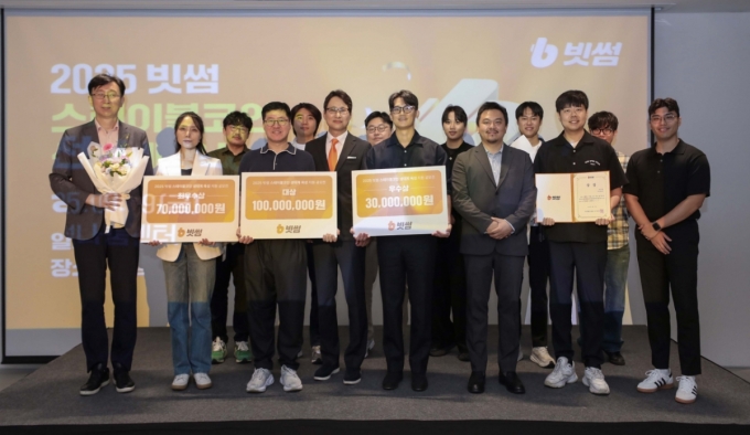 지난 19일 빗썸은 서울 강남구 삼성동에 위치한 빗썸나눔센터에서 ‘2025 스테이블코인 생태계 육성 지원 공모전’ 시상식을 열고 △카사 △지크립토 △포어덱스 등 수상팀에게 시상을 했다. 이날 시상식에는 수상팀과 함께 이재원 대표 등 빗썸 임직원들이 참석했다./사진=빗썸