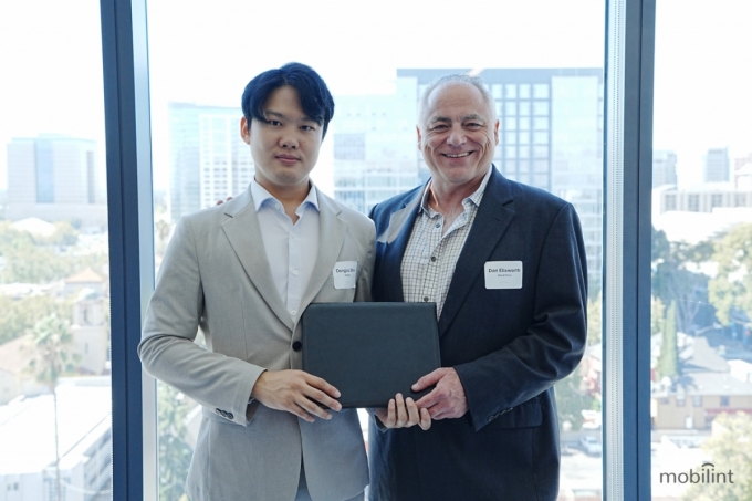 (왼쪽부터)신동주 모빌린트 대표와 댄 엘스워스 월드마이크로 CEO(최고경영자)가 유통 계약을 체결했다 /사진=모빌린트