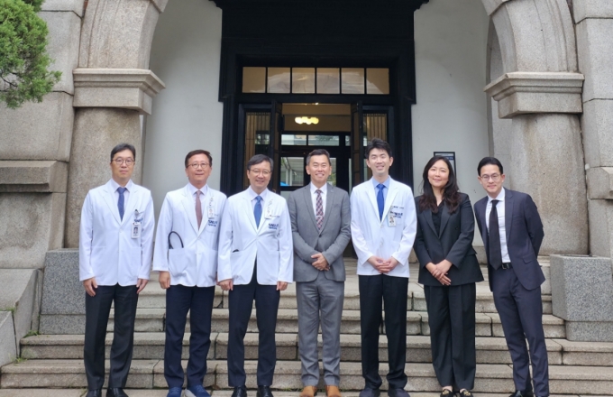 (좌측부터) 권성근 G.R.E.A.T 사업단장, 김용진 의생명연구원장, 김영태 서울대학교병원장, 레이먼드 추아 싱가포르 보건과학청 CEO, 노두현 코넥티브 대표, 조한나 코넥티브 이사, 션 탄 킬사글로벌 공동대표 단체사진/사진제공=코넥티브