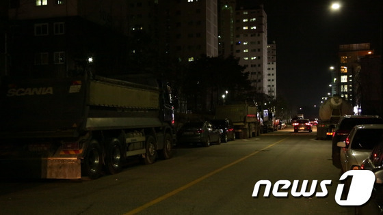 불법 밤샘주차 화물차/사진제공=뉴스1 