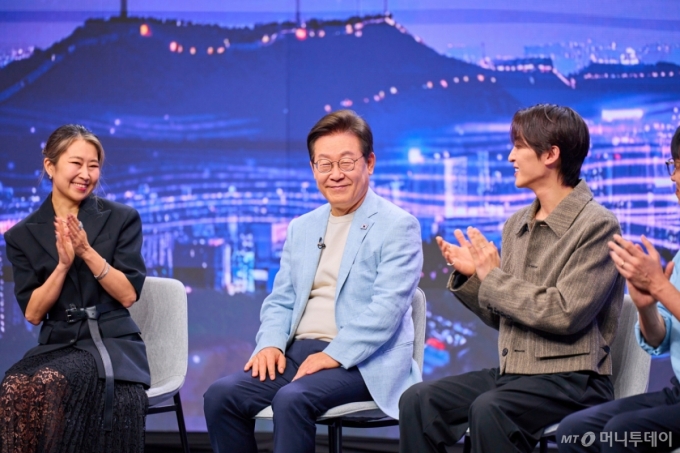 이재명 대통령이 지난 8월 케이팝 더 넥스트 챕터(K-Pop:The Next Chapter)에서 K팝의 현재와 앞으로의 비전을 논의하고 있다. &#039;케이팝 데몬 헌터스(케데헌)&#039;의 메기 강 감독, 영화 삽입곡을 부른 트와이스(TWICE)의 지효와 정연, 프로듀서 알티(R.Tee), 음악 평론가 김영대가 출연했다. /사진=대통령실 제공