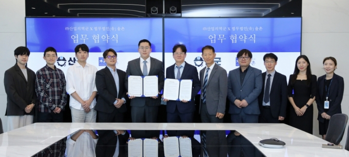 (왼쪽부터)산군의 배준형 팀장, 김재도 이사, 강준혁 이사, 신민기 이사, 김태환 대표, 율촌의 김남호 부동산건설그룹 대표변호사, 이은재 수석전문위원, 김제오 위원, 김순태 위원, 최규진 변호사, 김한솔 변호사 /사진=산군 제공