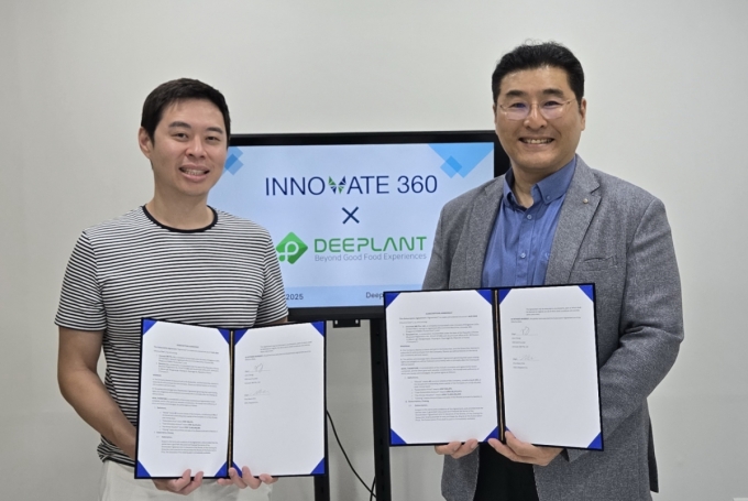 존 청 이노베이트360 CEO(왼쪽)과 김철범 딥플랜트 대표가 투자 계약 후 기념촬영을 하고 있다./사진제공=딥플랜트