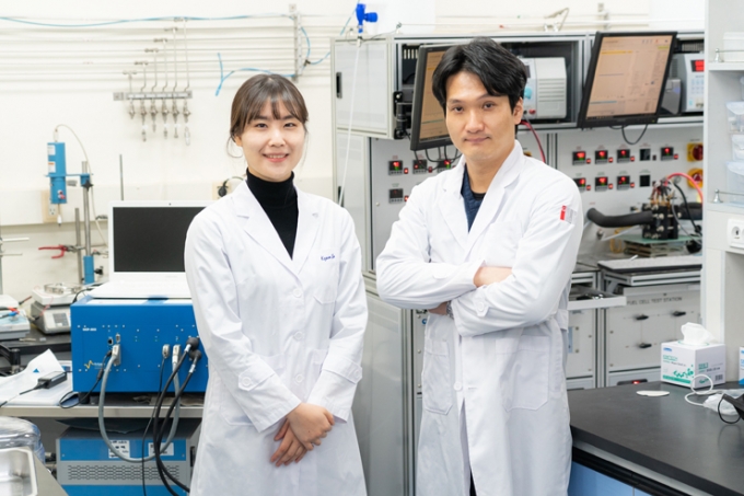 엘브이비 창업팀인 GIST 신소재공학과 엄광섭 교수(오른쪽)와 심기연 책임연구원 /사진=GIST