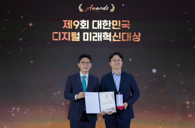 김병민 서울특별시 정무부시장(왼쪽)과 박세희 채널코퍼레이션 최고운영책임자(COO)가 &#039;제9회 대한민국 디지털 미래혁신대상&#039;에서 기념 촬영을 하고 있다./사진제공=채널코퍼레이션