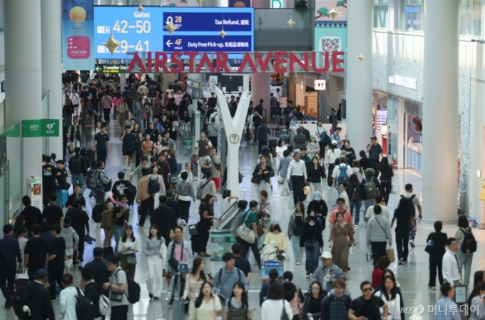 [인천공항=뉴시스] 김진아 기자 = 추석 황금연휴를 앞둔 1일 인천국제공항 1터미널이 여행객들로 북적이고 있다.    인천국제공항공사에 따르면 올해 추석 황금연휴 기간(2일~12일)에 인천공항을 오가는 여객은 245만3000명으로 예상했다. 2025.10.01. bluesoda@newsis.com /사진=김진아