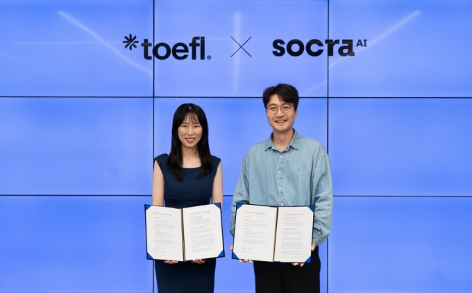 예희경 ETS코리아 대표(왼쪽)와 박수영 소크라 AI 대표가 업무협약을 맺고 있다. /사진=소크라 AI 제공