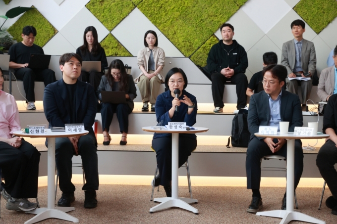 한성숙 중소벤처기업부 장관이 1일 오후 서울 서초구 뤼튼테크놀로지스에서 열린 &#039;혁신 AI 스타트업 간담회&#039;에서 발언을 하고 있다. /사진=중소벤처기업부