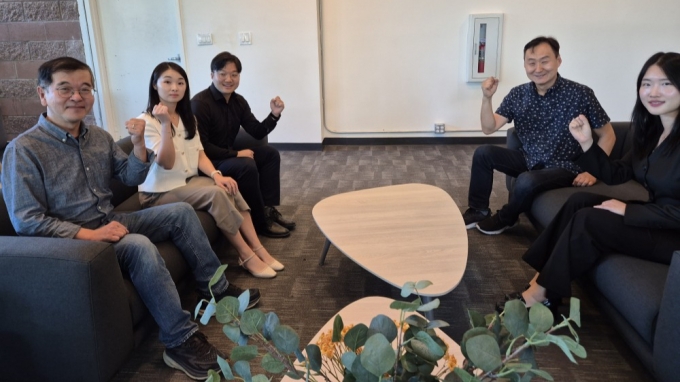 (왼쪽부터) 카이스트 해외인턴십 멘토를 맡은 한기용 산호세 주립대 교수, 박주연 뉴로모먼트 CTO, 이남주 뉴로모먼트 CEO, 멘토인 장준영 크립토랩 고문, 두지언 아르카웨이브 CEO./사진=김소연 기자