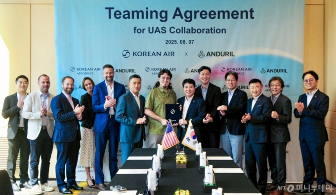 [서울=뉴시스] 임진규 대한항공 항공우주사업본부장과 팔머 럭키 안두릴(Anduril) 창업자가 8월 7일 서울 종로구 포시즌스호텔에서 한국 및 아시아·태평양 지역 무인 항공기 분야의 파트너십 구축을 위한 협력합의서에 서명 후 관계자들과 기념촬영 하고 있다. (사진=대한항공 제공) 2025.08.07. photo@newsis.com *재판매 및 DB 금지 /사진=류현주