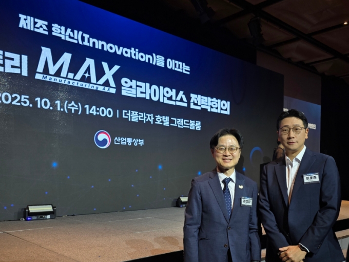 (왼쪽부터) 김정관 산업통상자원부 장관과 이호준 한국그린데이터 대표 /사진제공=한국그린데이터